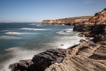 Localizada no sudoeste de Portugal, a Costa Vicentina é caracterizada pelas suas formações rochosas e um mar de águas cristalinas, onde se pode ver o fundo a uma boa profundidade.
