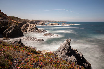 Localizada no sudoeste de Portugal, a Costa Vicentina é caracterizada pelas suas formações rochosas e um mar de águas cristalinas, onde se pode ver o fundo a uma boa profundidade.