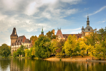Obraz premium Autumn view of City park and Vajdahunyad Castle in Budapest