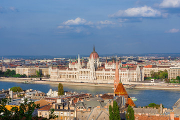 Naklejka premium Piękny widok na zabytkowe centrum Budapesztu ze słynnym węgierskim parlamentem i Dunajem