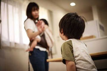 Obraz premium 男の子に別れを言う母親