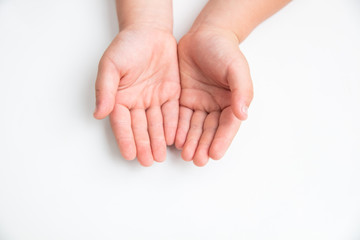 白背景に子供の両手を広げている生命助け合い