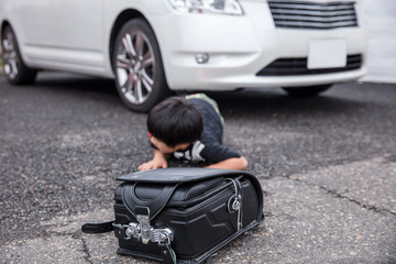 小学生の男の子が登下校中に車にひかれている交通事故危険危ない
