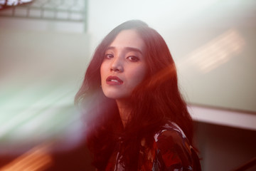 Women wearing orange t-shirts Is moving With reflections from windows and light leak