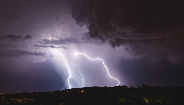 Orage et &eacute;clairs dans le ciel de nuit en Belgique par temps tr&egrave;s nuageux