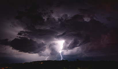 Orage avec éclairs et ciel déchiré dans la nuit en Belgique