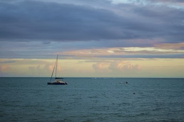 Fototapeta premium OCEANO MAR BARCO INFINITO CÉU VELEIRO