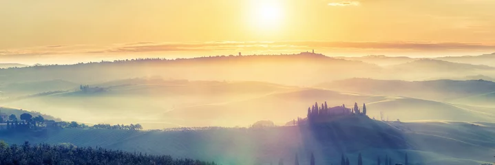 Fotobehang Toscane Prachtig mistig Toscane landschap bij zonsopgang  © sborisov