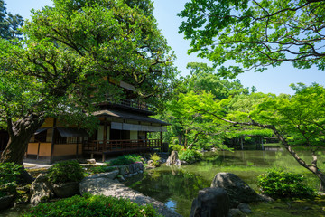 京都御苑の拾翠亭（しょうすいてい）と九條池　新緑　