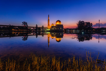 Naklejka premium sunrise at as-salam mosque puchong, malaysia