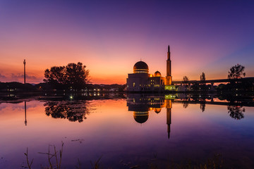 Fototapeta na wymiar sunrise at as-salam mosque puchong, malaysia