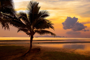 Fototapeta na wymiar sunset on the beach for natural background