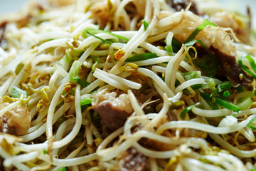 Stir fried noodle with bean sprout 