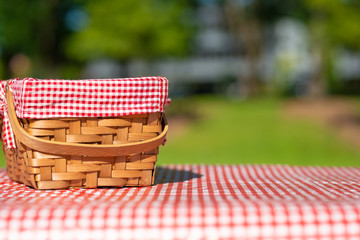 Obraz premium picnic basket on a table with a red tablecloth. Summer mood. relaxation. holidays