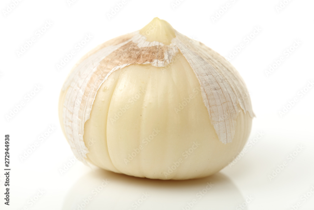 Wall mural fresh garlic isolated on white background