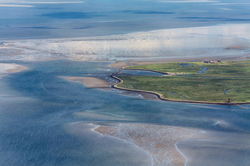 Hallig Langeneß, Luftbild vom Schleswig-Holsteinischen Nationalpark Wattenmeer