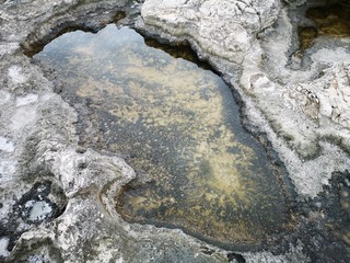Salzbecken an der Steilküste Mallorcas