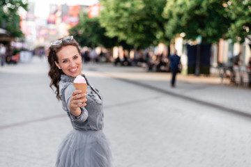 Obraz premium Woman with icecream, shallow focus