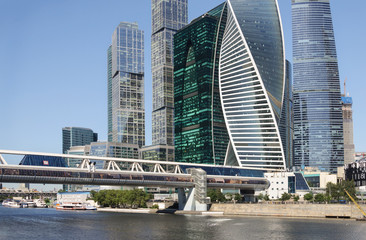 Fototapeta na wymiar Bagration Bridge and skyscrapers of Moscow-City
