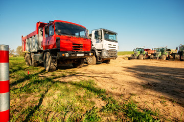 Obraz premium laster mit traktoren