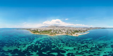 Tafelkleed Brede luchtfoto, panoramisch uitzicht op de zuidkust van Athene, de Rivièra met smaragdgroene zee, stranden en jachthavens © moofushi