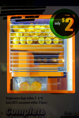  Automatic fresh squeezed orange juice machine Can make buyers receive fresh orange juice Nutritious