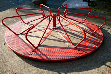 Altes Karussell auf einem Spielplatz