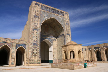 Fototapeta na wymiar 中央アジア　シルクロードの旅　ウズベキスタン　ブハラ　カラーン・モスク