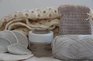 Objets zéro-déchet (cotons démaquillants...) fait maison au crochet et un petit pot en verre
