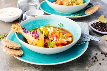 Suppe mit Hühnchen und Gemüse