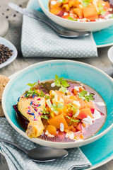 Suppe mit Hühnchen und Gemüse