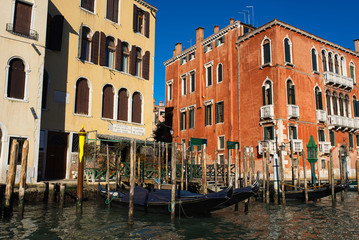 Fototapeta na wymiar Sunny winter day in Venice, shot from channel 