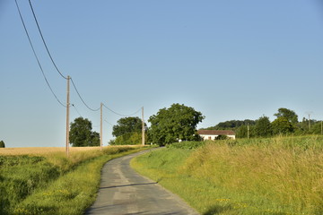 Petite route de campagne vers la colline du Puy de Versac au Périgord Vert