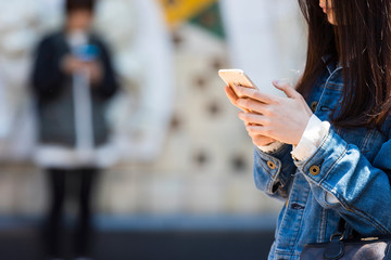 スマホを操作する若い女性の手元