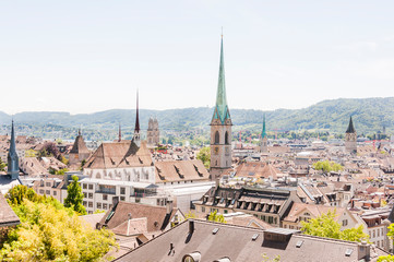 Obraz premium Zürich, Predigerkirche, Fraumünster, Kirche, Grossmünster, Altstadt, Altstadthäuser, Stadt, Predigerplatz, Zwingliplatz, Aussichtspunkt, Sommer, Schweiz