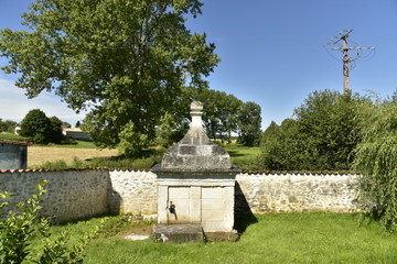 Fototapeta na wymiar Ancienne pompe à eau commune au bourg de Fontaine au Périgord Vert