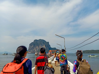 Tourists are traveling to board the ferry to travel around the islands around the sea.