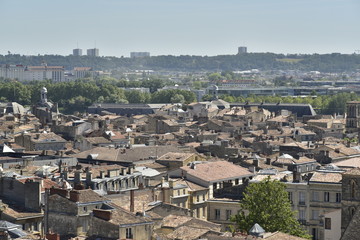 Fototapeta na wymiar Vue panoramique à contre-jour du centre historique de Bordeaux vers la Garonne ,depuis le Campanile de la cathédrale St-André