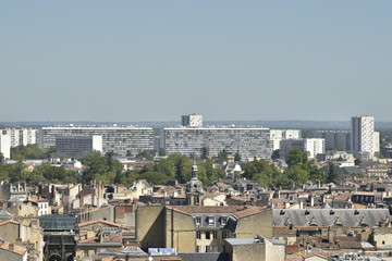 Vue panoramique depuis le campanile de la cathédrale St-André vers l'immense ensemble...