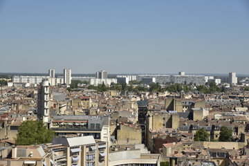 Vue panoramique depuis le campanile de la cathédrale St-André vers l'immense ensemble...