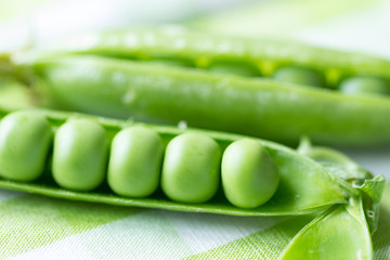 Ganze Erbsenschoten zum Kochen vorbereiten