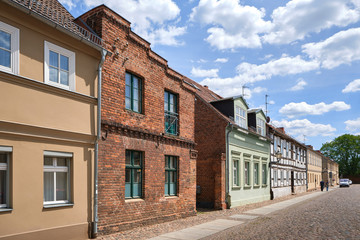 Fototapeta na wymiar Straße mit typischen Wohnhäusern in Neuruppin, Deutschland