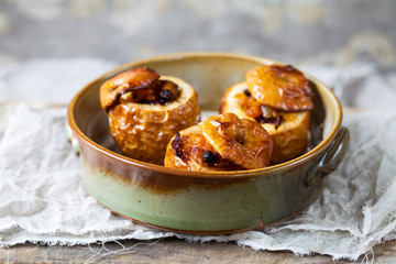 Baked apples with raisins and apricots
