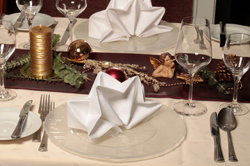 Weihnachtlich gedeckter Tisch