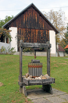 Historische Weinpresse im Burgenland