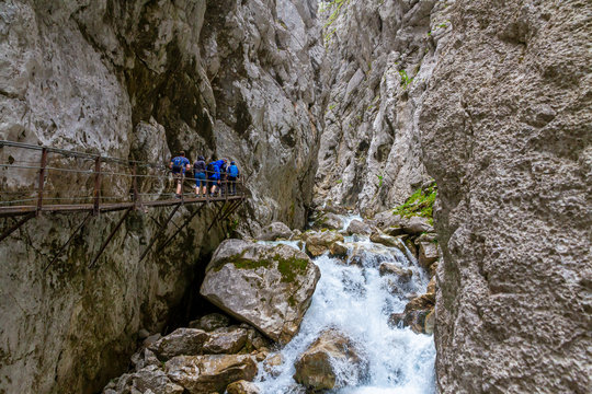 Abenteuerliche Wanderung durch den H&ouml;llentalklamm