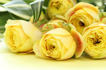 黄色のバラの花束