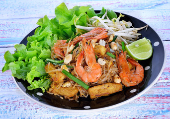 Pad thai , Stir fry noodles with shrimp Thai style noodles.