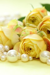 黄色のバラのブーケと真珠