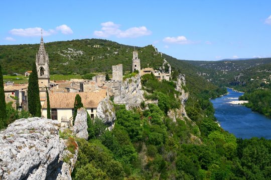 le village d'Aiguèze dans le Gard